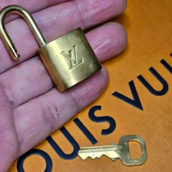🔐 Louis Vuitton  Padlock key set - Picture 5 of 8